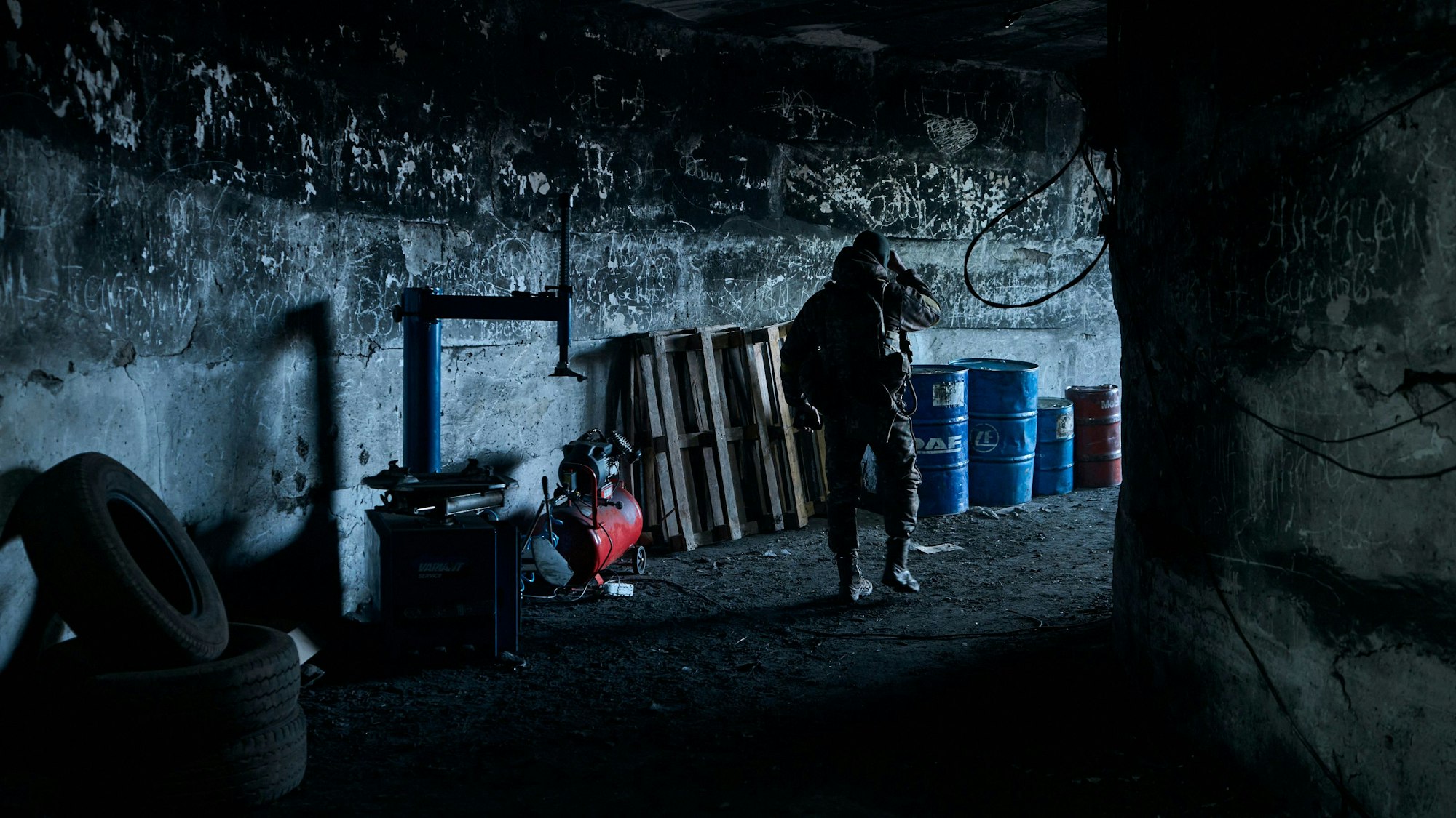 Ein Soldat geht in einer unterirdischen Kommandozentrale. (Symbolbild)