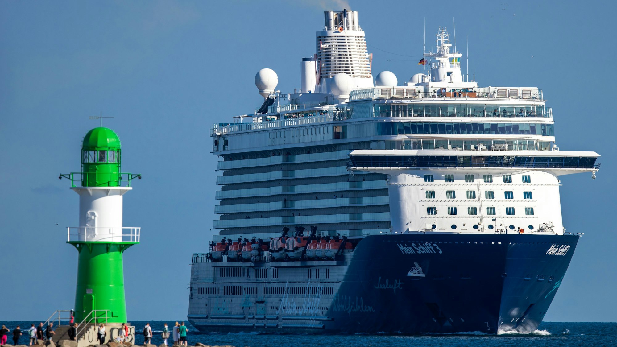 Das Kreuzfahrtschiff „Mein Schiff 3“ der Reederei Tui Cruises steuert den Hafen an.
