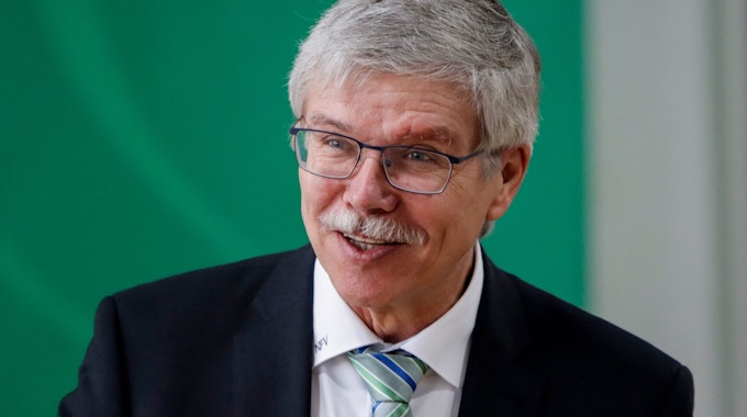 Ralph-Uwe Schaffert, Präsident des Norddeutschen Fußballverbandes (NFV) und Vizepräsident des Derutschen Fußball-Bundes (DFB) lacht in die Kamera.