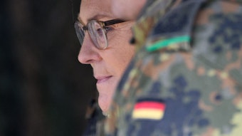 ARCHIV - 12.01.2023, Sachsen, Marienberg: Christine Lambrecht (SPD), Bundesministerin der Verteidigung, steht beim Besuch des Panzergrenadierbataillons 371 in der Erzgebirgskaserne zwischen Soldaten.