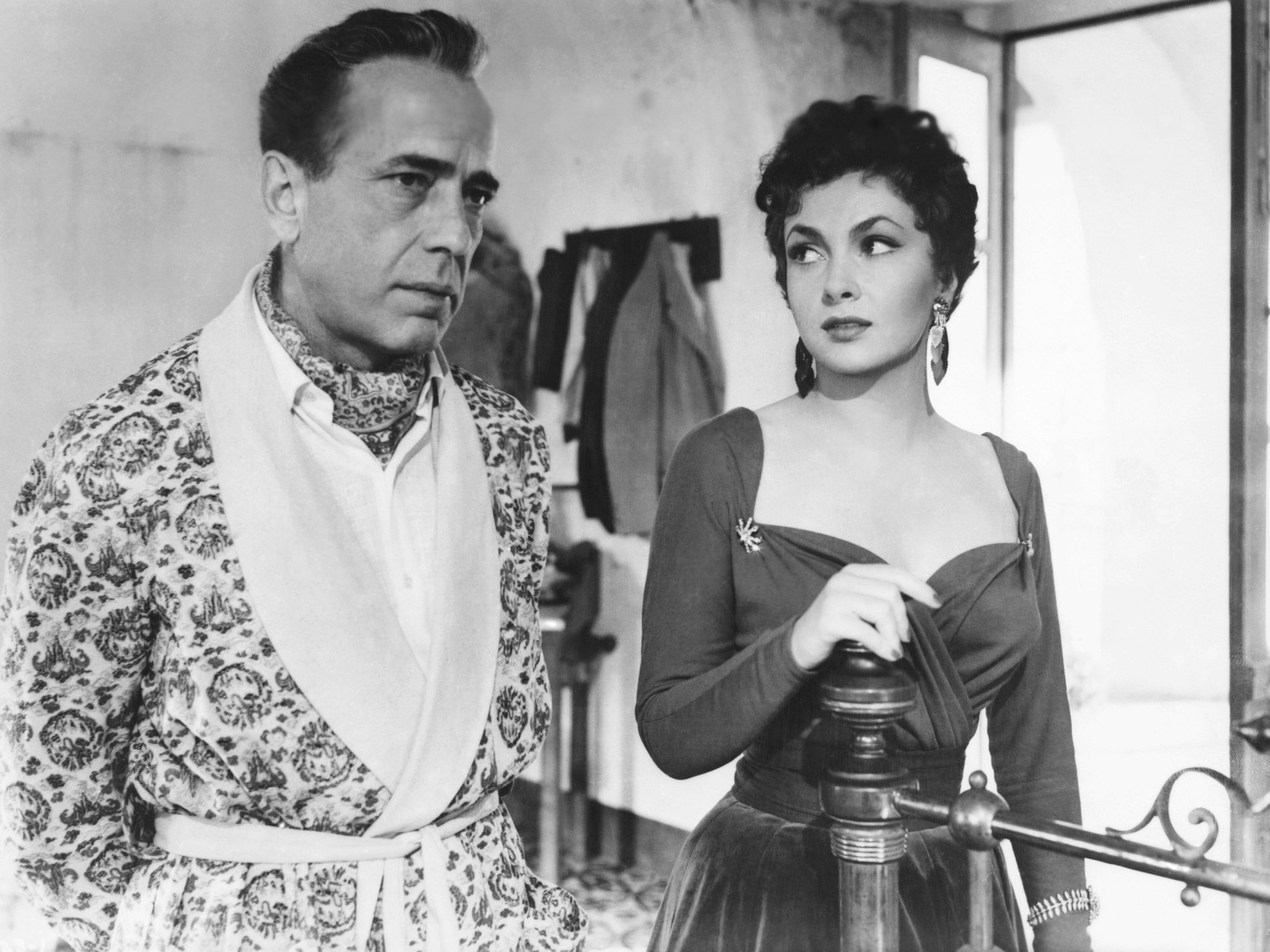Gina Lollobrigida neben Humphrey Bogart.