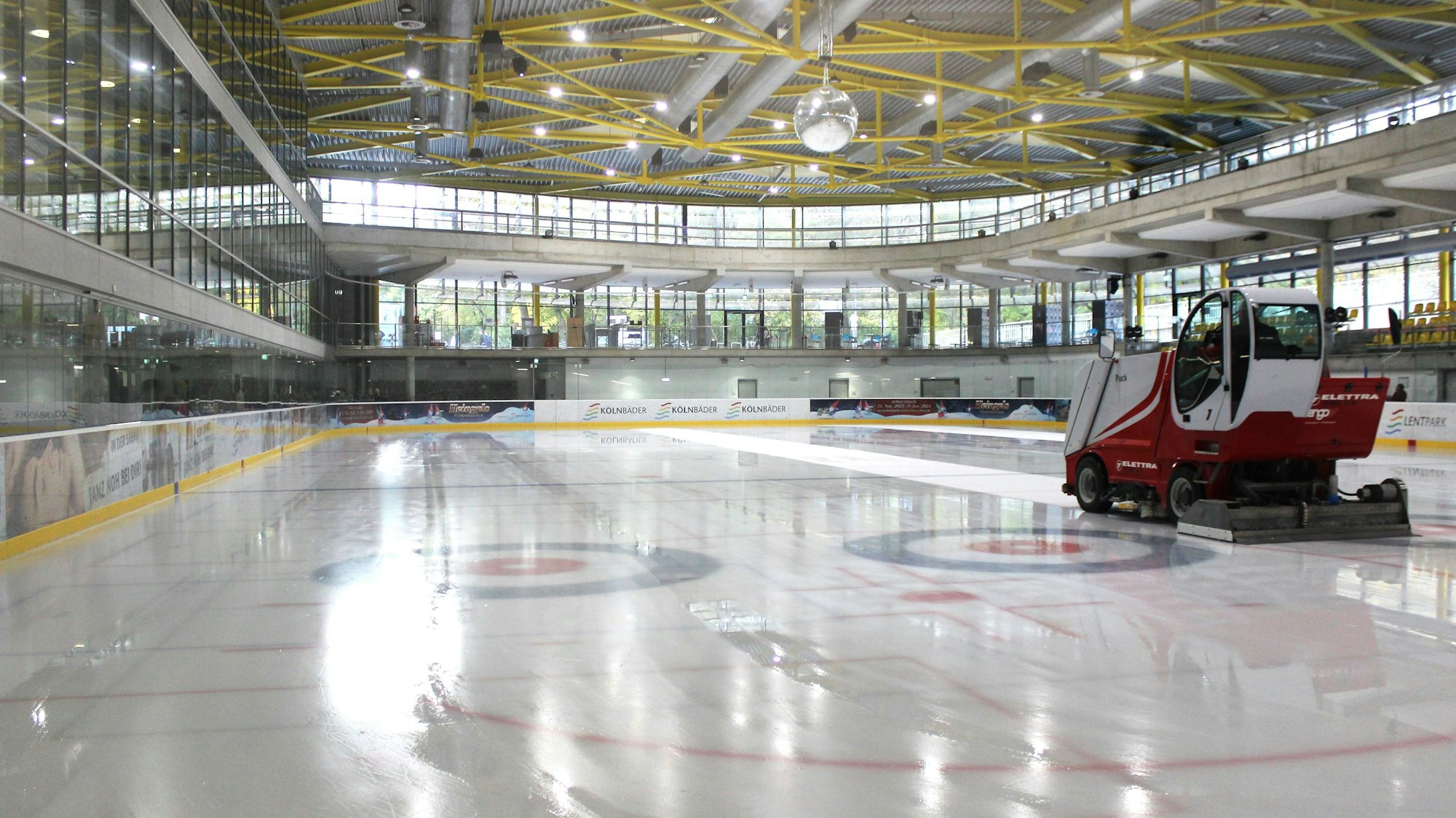 Eismaschine auf der Eisfläche in dem modernen Stadion.