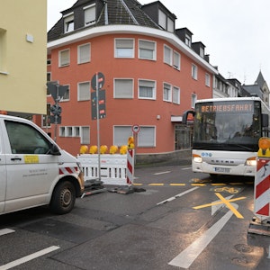 Ein Linienbus und ein Transporter begegnen sich auf der Laurentiusstraße.