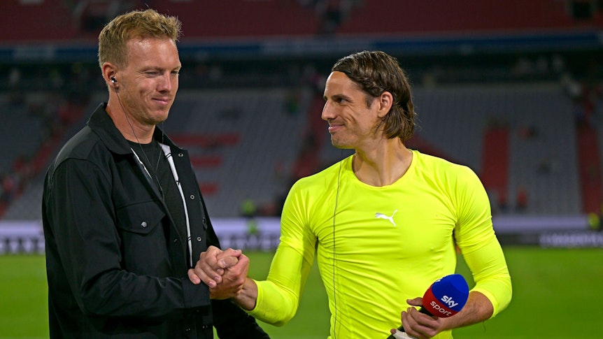 Torwart Yann Sommer (r.) und Julian Nagelsmann geben sich am 27. August 2022 die Hand.