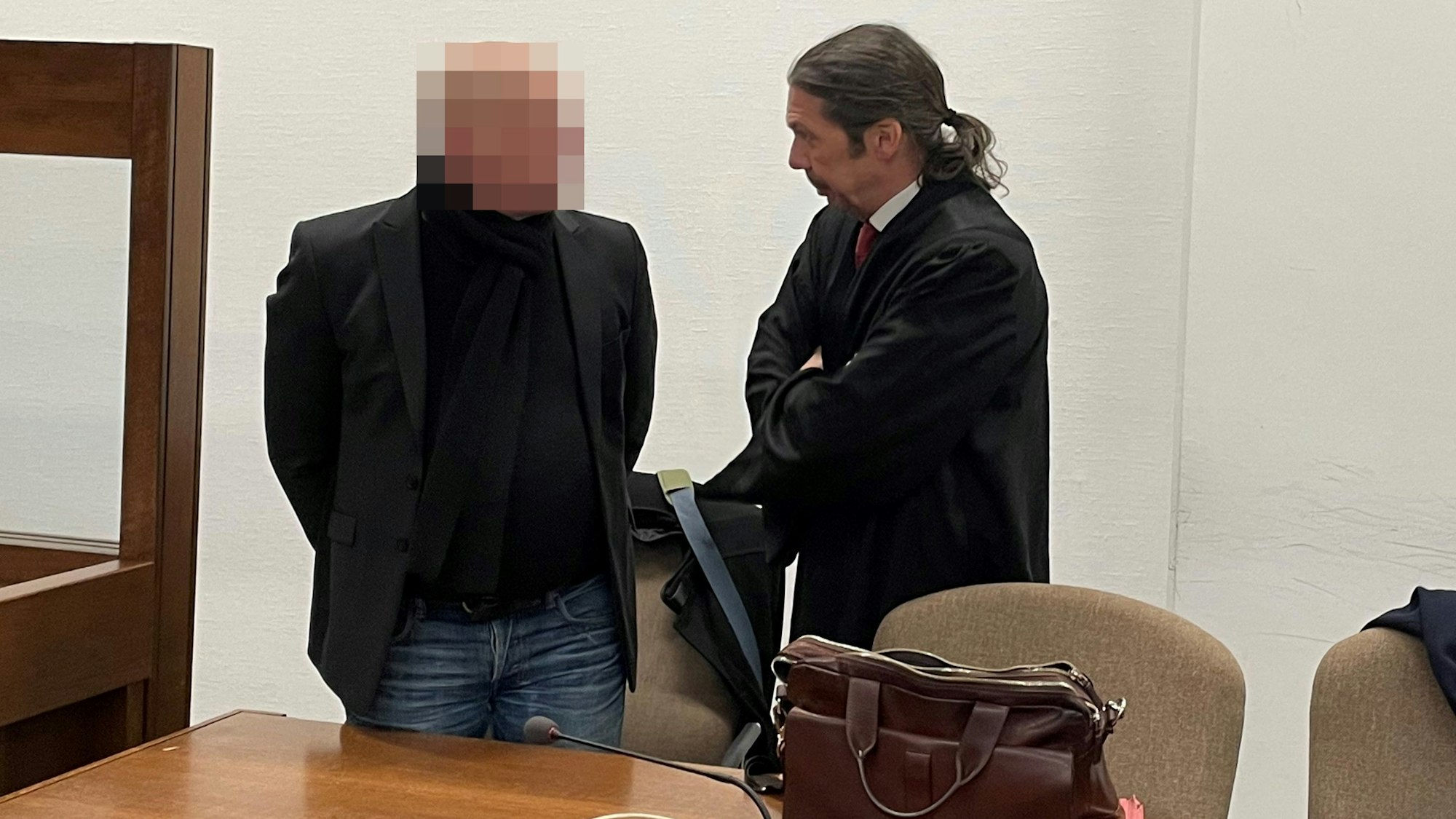 Bombendrohung in Kölner Kita: Der Beschuldigte im Landgericht mit Anwalt Ingo Lindemann.