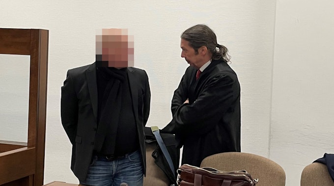 Bombendrohung in Kölner Kita: Der Beschuldigte im Landgericht mit Anwalt Ingo Lindemann.