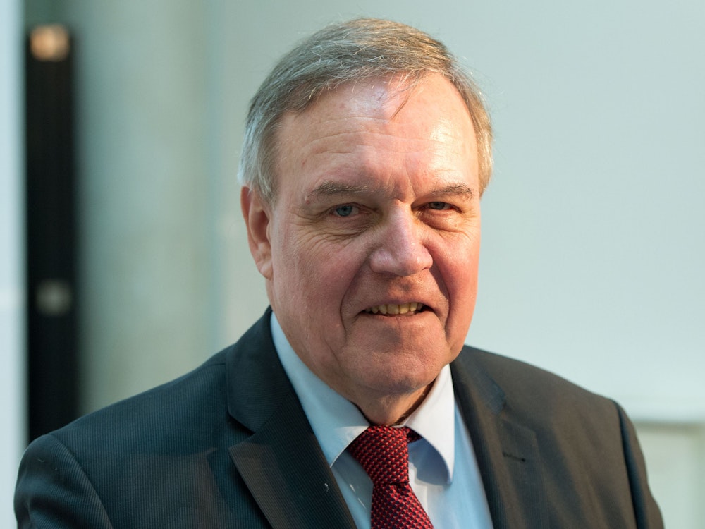 Der ehemalige Bundesverteidigungsminister Volker Rühe (CDU), hier im Mai 2013, lächelt am in Berlin in die Kamera. Amtszeit: 1. April 1992 bis 26. Oktober 1998.