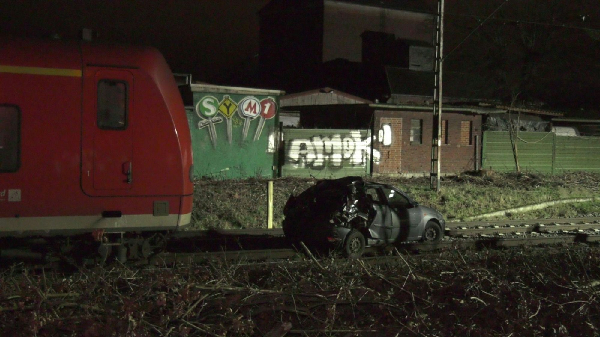 Ein Zug ist am Sonntagabend, 15. Januar, mit einem Auto kollidiert. Zu dem Unfall kam es an einem Bahnübergang in Köln-Bocklemünd.
