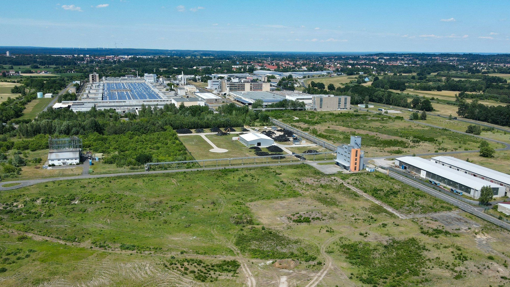 Brandenburg: Auf dieser noch leeren Fläche am Rande eines Industriegebietes ist die Ansiedlung eines Werkes des kanadischen Rohstoff-Unternehmens Rock Tech Lithium geplant. (Symbolbild)