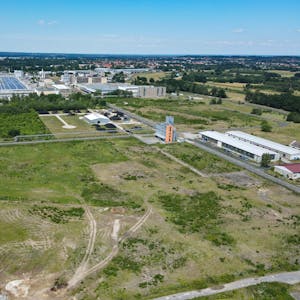 Brandenburg: Auf dieser noch leeren Fläche am Rande eines Industriegebietes ist die Ansiedlung eines Werkes des kanadischen Rohstoff-Unternehmens Rock Tech Lithium geplant. (Symbolbild)