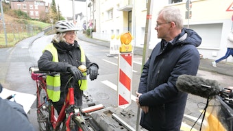 Bürgermeister Frank Stein diskutiert mit einer Radfahrerin.