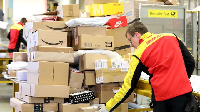 Immer mehr Kundinnen und Kunden bestellen ihre Waren online. Hier eine Zustellbasis der Deutschen Post.