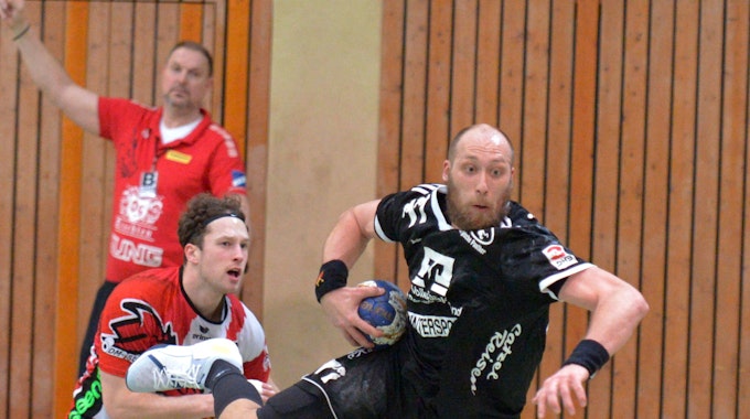 Handball Bergische Panther - SGSH Dragons am Ball: Max Weiß (Panther) Foto: Uli Herhaus