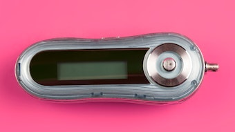 Ein alter MP3 Player auf pinken Hintergrund