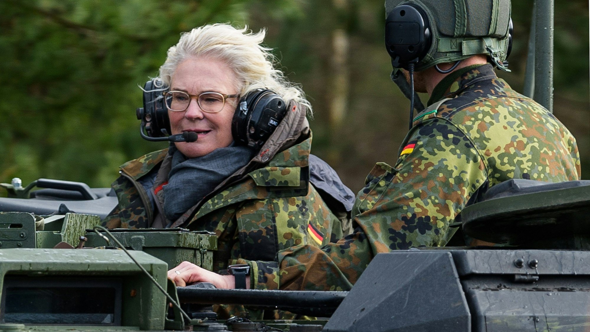 Christine Lambrecht (l, SPD) gibt ihren Posten als Verteidigungsministerin auf. Über die Nachfolge wird nun spekuliert.