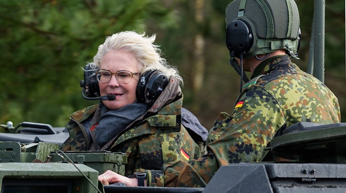 Christine Lambrecht (l, SPD) gibt ihren Posten als Verteidigungsministerin auf. Über die Nachfolge wird nun spekuliert.