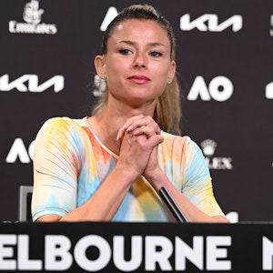 Camila Giorgi sitzt bei der Pressekonferenz nach ihrem Erstrunden-Spiel bei den Australian Open am Rednerpult.