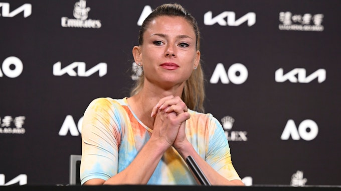 Camila Giorgi sitzt bei der Pressekonferenz nach ihrem Erstrunden-Spiel bei den Australian Open am Rednerpult.