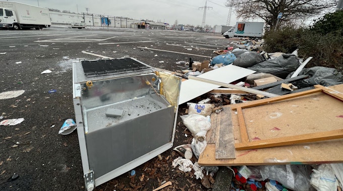 Illegal entsorgter Müll auf dem Parkplatz des ehemaligen Real-Marktes an der Rudolf-Diesel-Straße. 