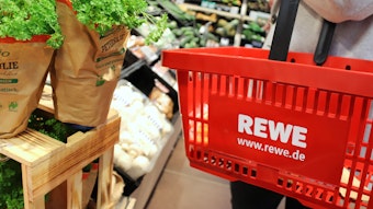 Ein Einkaufskorb in einem Rewe-Markt. Das Unternehmen setzt im Veganuary 2023 auf zahlreiche Angebote.
