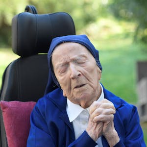 Die französische Schwester André, ihr Geburtsname lautet Lucile Randon, betet.