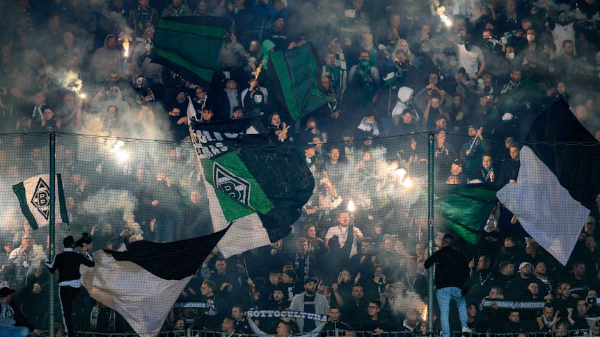 Anhänger von Borussia Mönchengladbach zündeln beim Auswärtsspiel in Bochum am 8. November 2022 im Block.