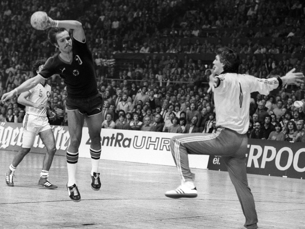 Frank Dammann (M, BRD) wirft den Ball bei der Handball-WM 1982.