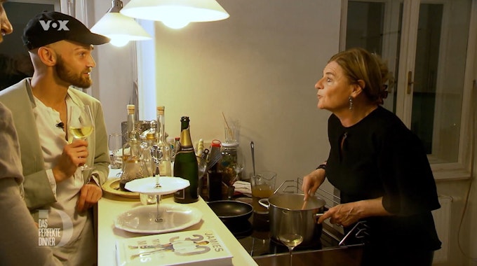 Bella kocht in der Küche, während sie sich mit Kandidat Christoph redet.