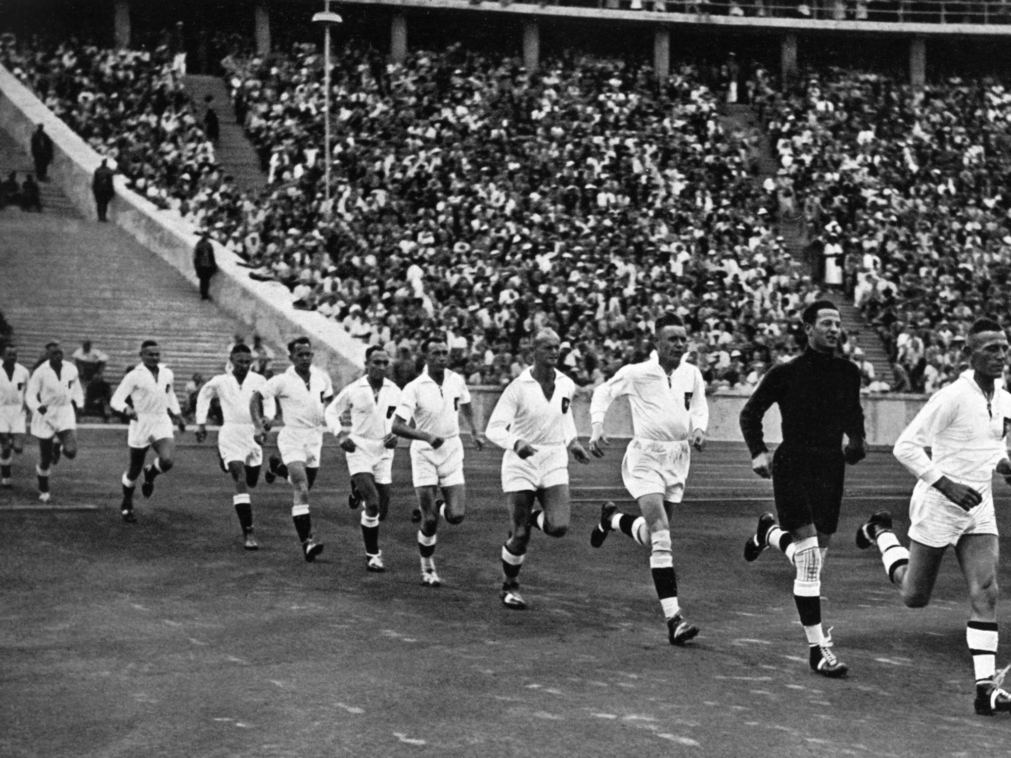 Die deutsche Nationalmannschaft läuft 1936 bei den Olympischen Spielen in Berlin im Feldhandball auf.