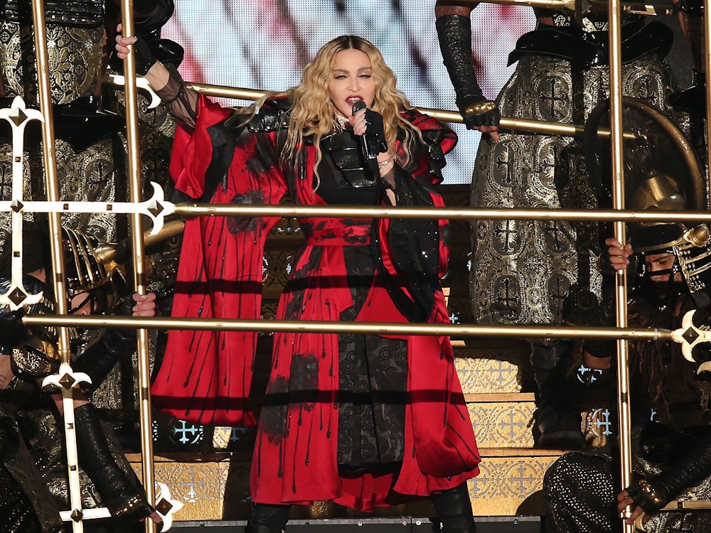 Madonna steht in Köln auf der Bühne.