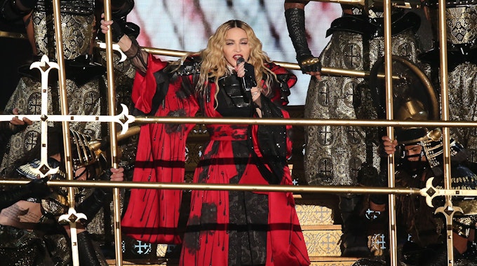 Madonna steht in Köln auf der Bühne.