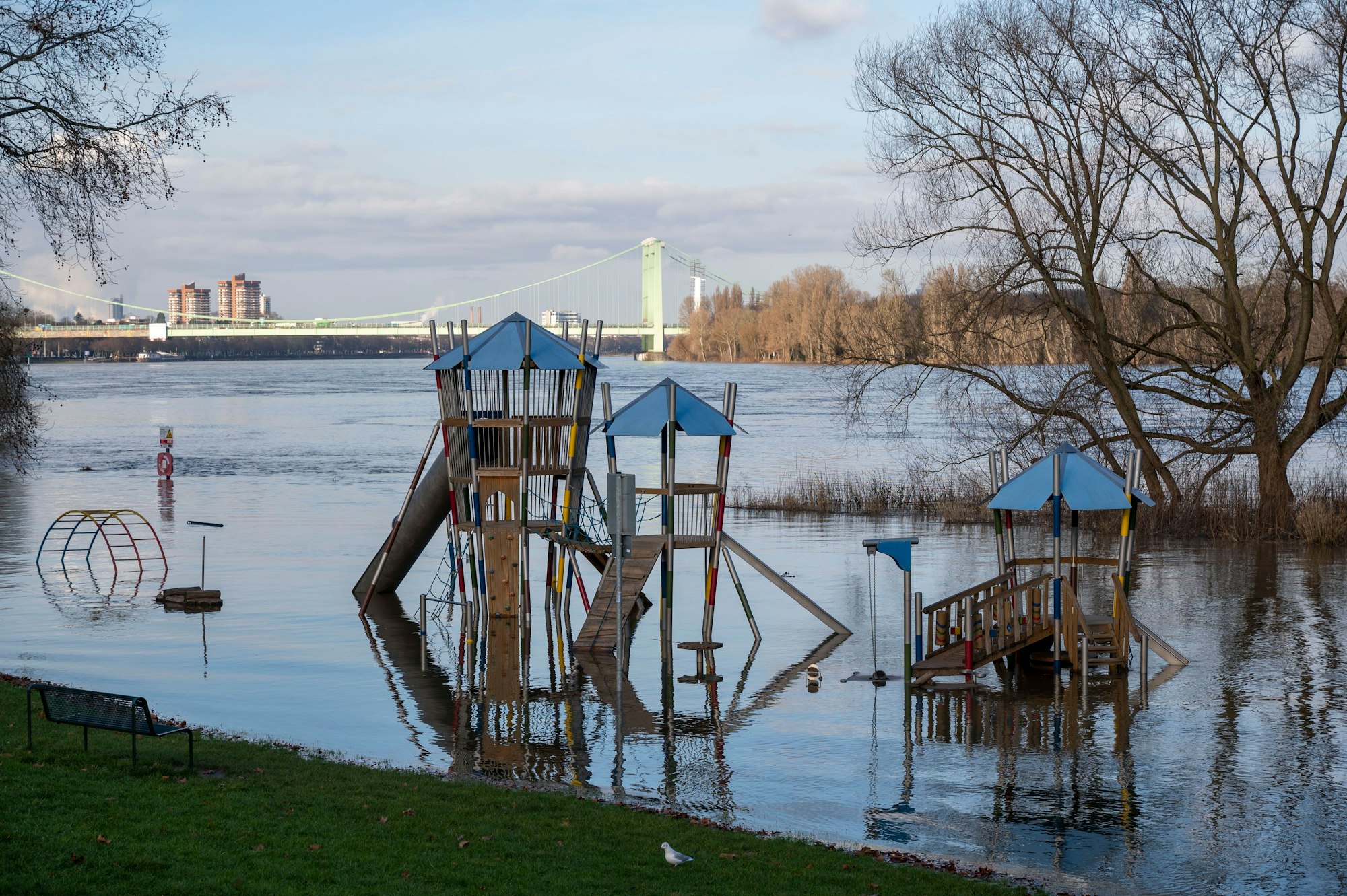 17.01.2023, Köln: Der Spielplatz am Rheinufer steht unter Wasser. Rheinhochwasser in Rodenkirchen, Kölner Pegel 6,4m. Foto: Uwe Weiser
