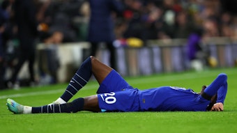 Denis Zakaria, ehemaliger Spieler von Borussia Mönchengladbach, ist derzeit von Juventus Turin an den FC Chelsea verliehen. Im Spiel gegen Fulham am 12. Januar 2023 verletzte sich der Schweizer. Das Foto zeigt ihn auf dem Boden liegend.