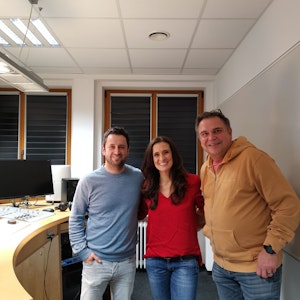 Aline Ackers (M.) und Jochem Schlömer (r.) mit Gastgeber Dominik Becker beim Podcast Kölsch & Jot.