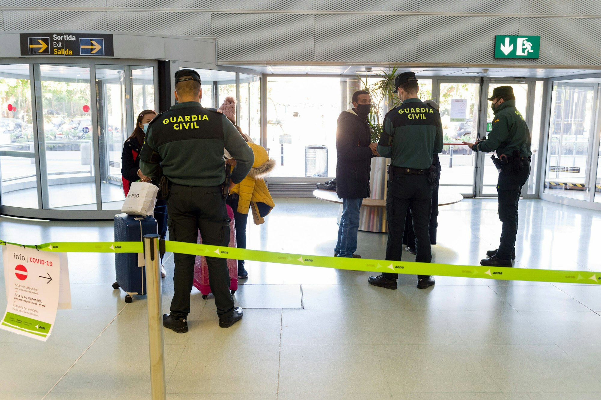 Symbolfoto: Die spanische Polizei kontrolliert Passagiere am Flughafen Ibiza.