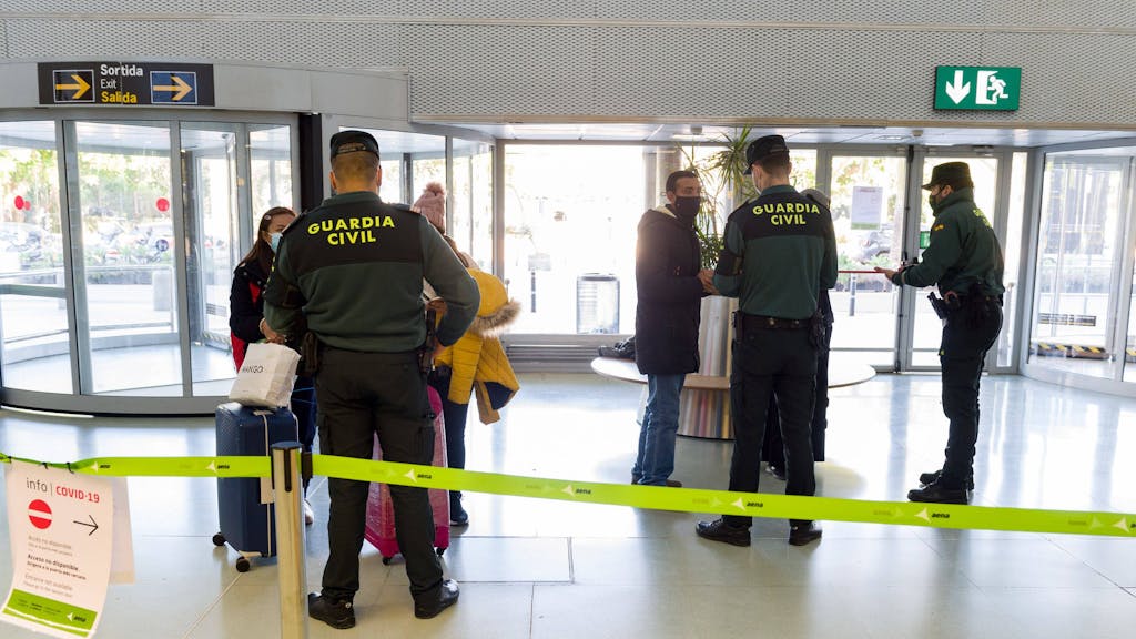 Symbolfoto: Die spanische Polizei kontrolliert Passagiere am Flughafen Ibiza.