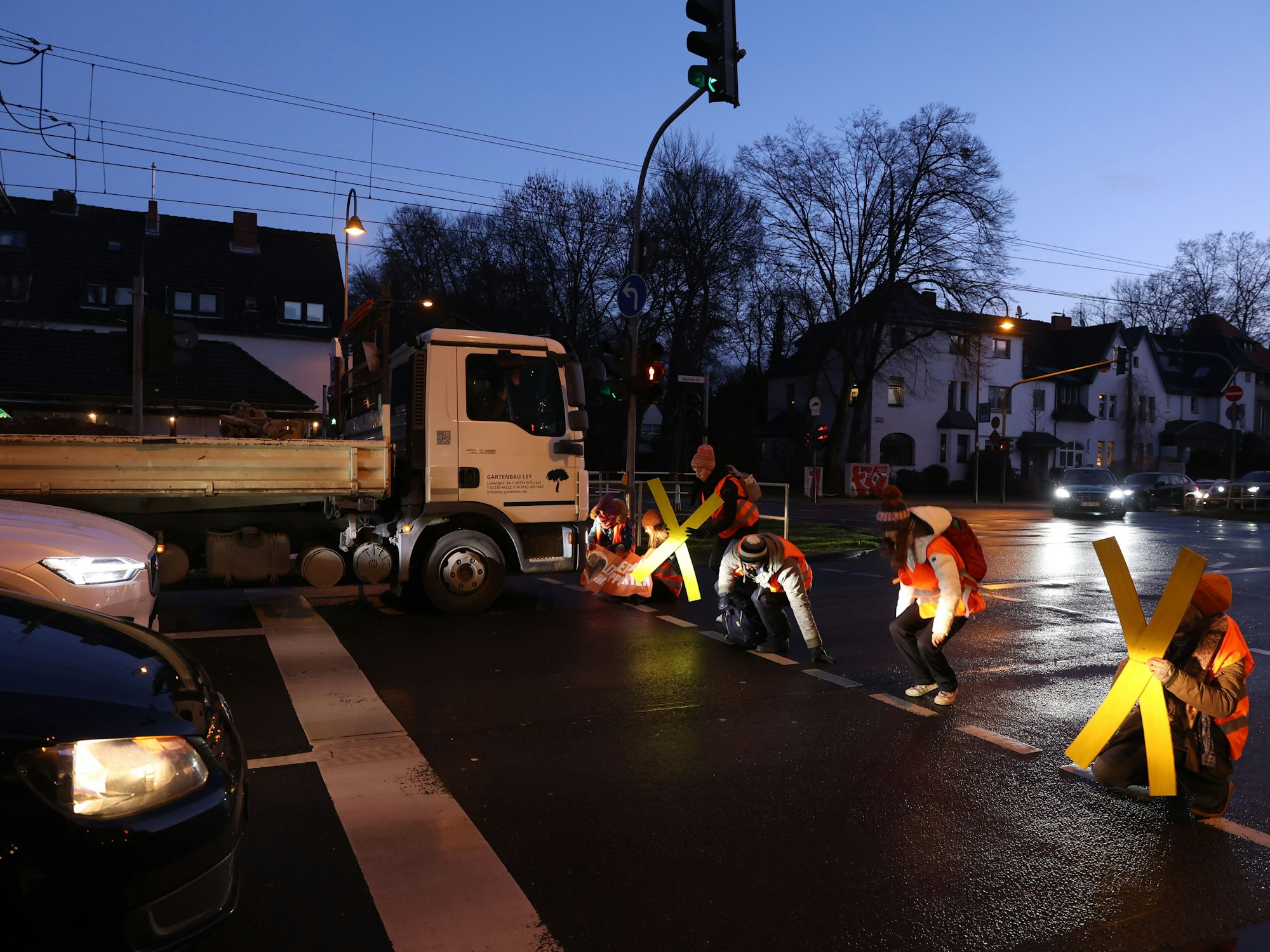 Sechs Demonstrierende blockieren die Aachener Straße.