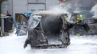 13.01.2023, Saarland, Saarlouis: Ein Geldtransporter steht ausgebrannt nach einem Überfall auf einer Straße