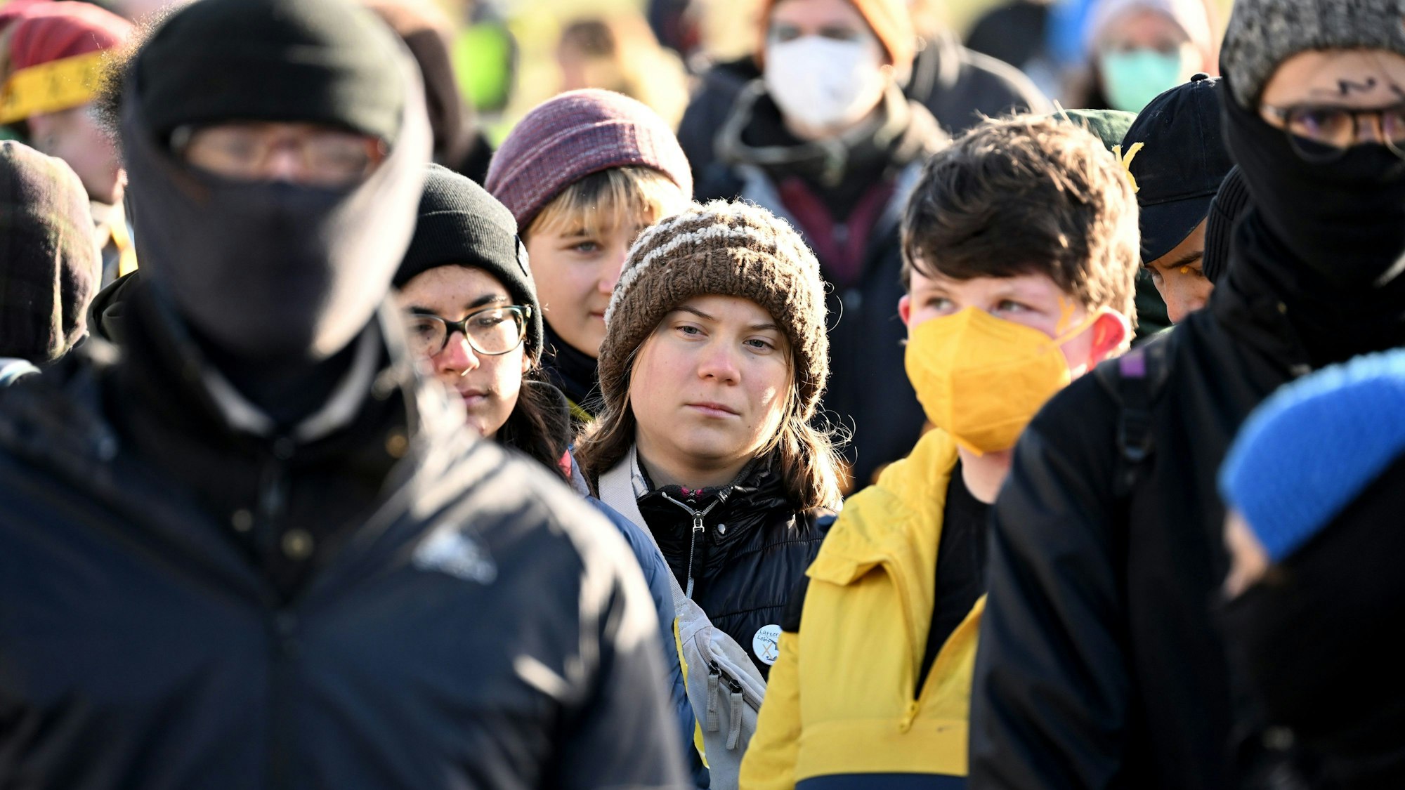 Klimaaktivistin Greta Thunberg (M.) und andere Aktivisten und Kohle-Gegner nehmen an einer Protestaktion nach der Räumung von Lützerath teil.