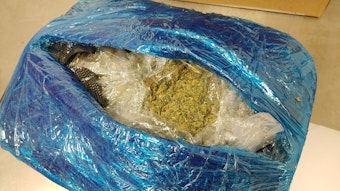 Marihuana in einem eingeschweißten Paket, welches in der Mitte offen ist, sodass man die Drogen sieht.
