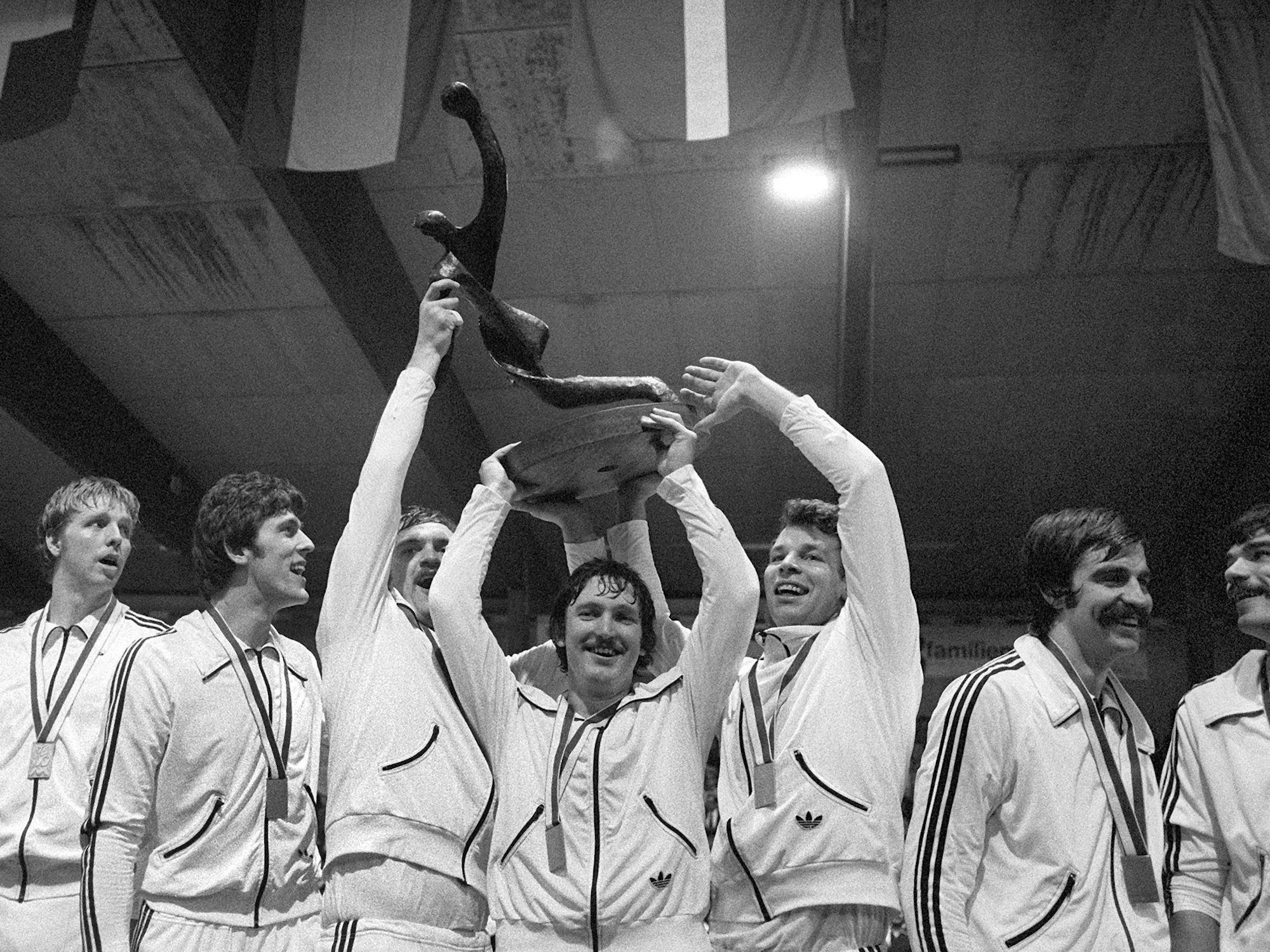 Die Spieler der deutschen Handball-Nationalmannschaft strecken 1978 den WM-Pokal nach oben.