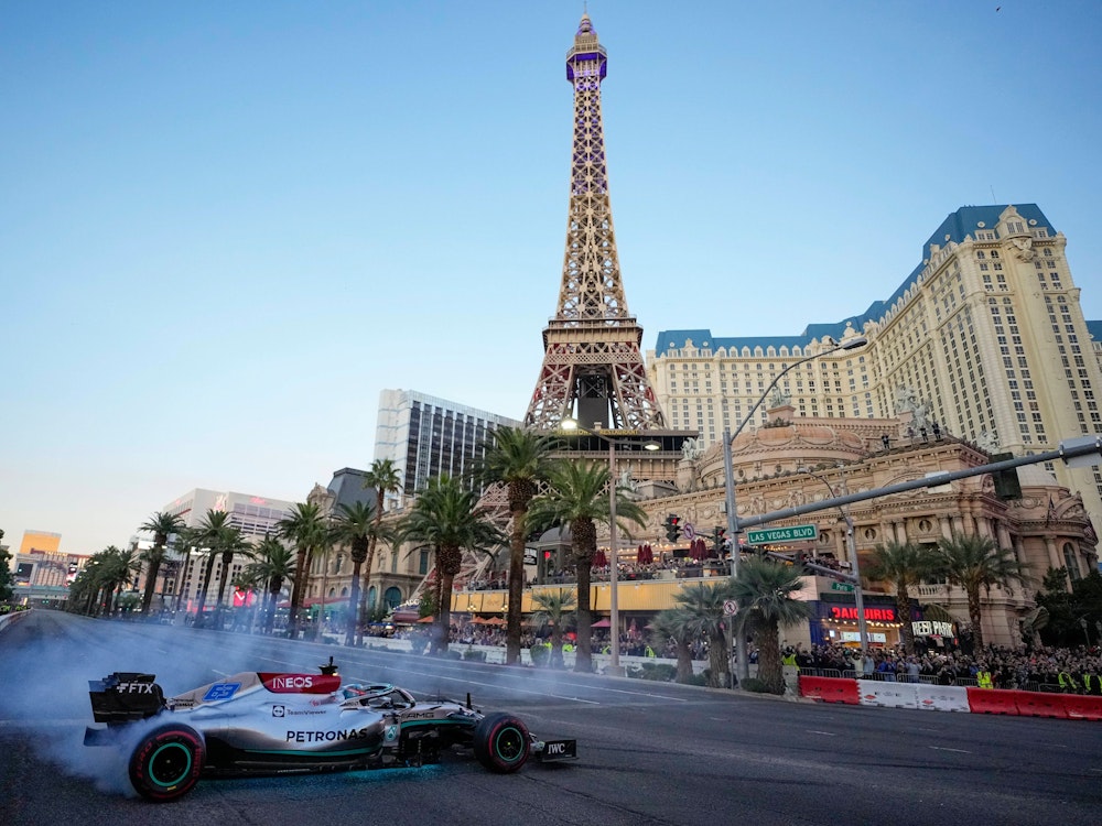 Formel-1-Fahrer George Russel mit seinem Mercedes auf dem Grand Prix in Las Vegas