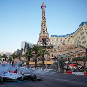 Formel-1-Fahrer George Russel mit seinem Mercedes auf dem Grand Prix in Las Vegas