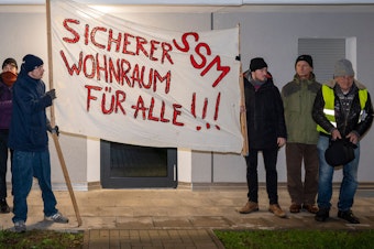 17.01.2023, Köln: Protestkundgebung gegen Zwangsräumung von sechsköpfiger Familie in Gremberghoven. Foto: Uwe Weiser