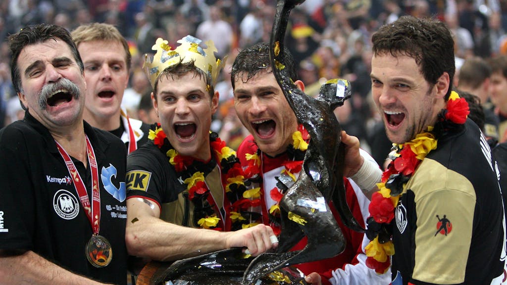 Handball-WM, Finale im Jahr 2007: Deutschland besiegte Polen in der Lanxess-Arena. Trainer Heiner Brand (l-r) hält den WM-Pokal zusammen mit seinen Spielern Michael Kraus, Torwart Henning Fritz und Kapitän Markus Bauer.&nbsp;&nbsp;