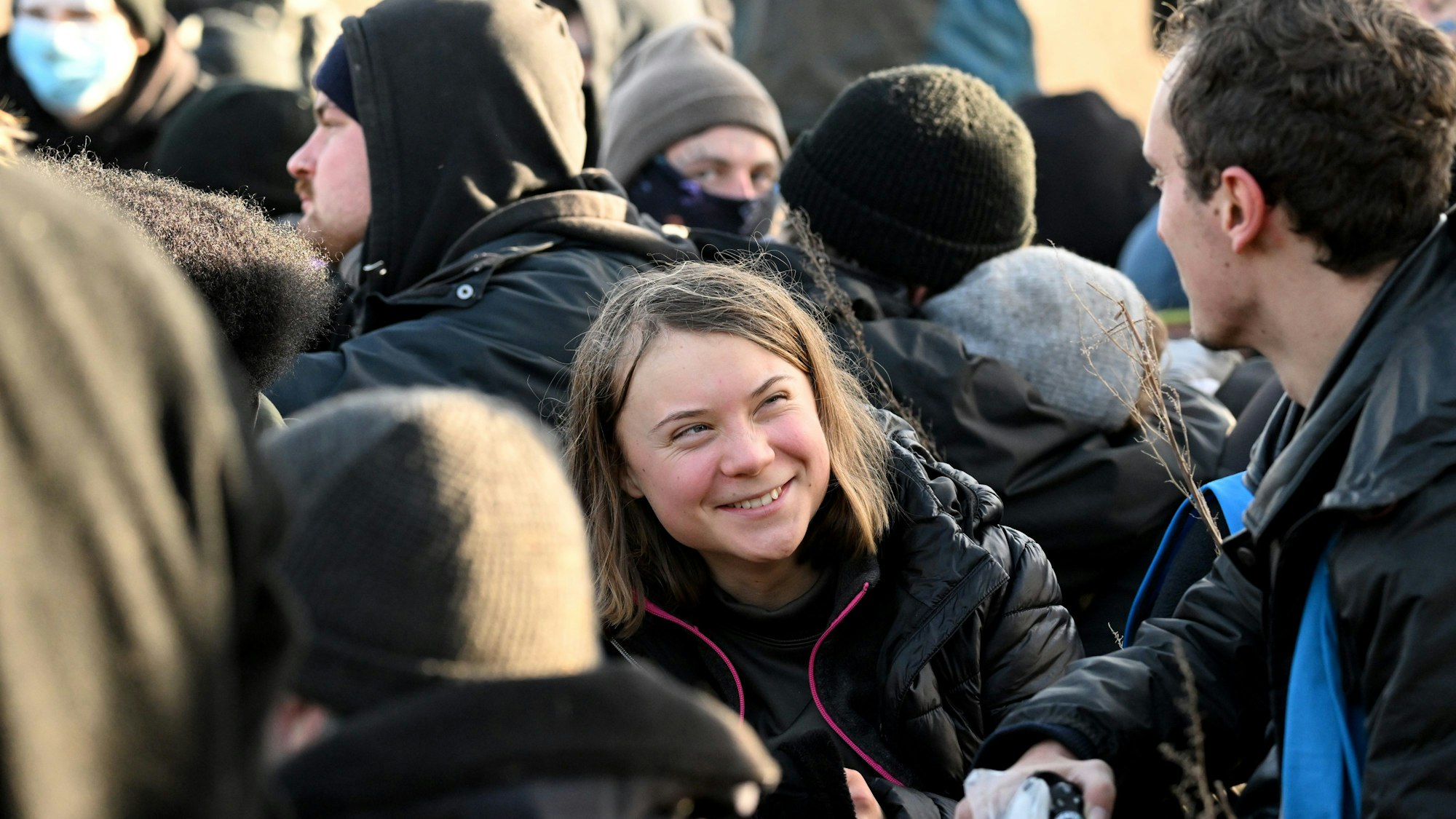 Polizisten haben eine Gruppe Aktivisten und Kohle-Gegner mit Klimaaktivistin Greta Thunberg (M) am Rand des Braunkohlentagebaus Garzweiler II während einer Protestaktion von Klimaaktivisten nach der Räumung von Lützerath eingekreist.
