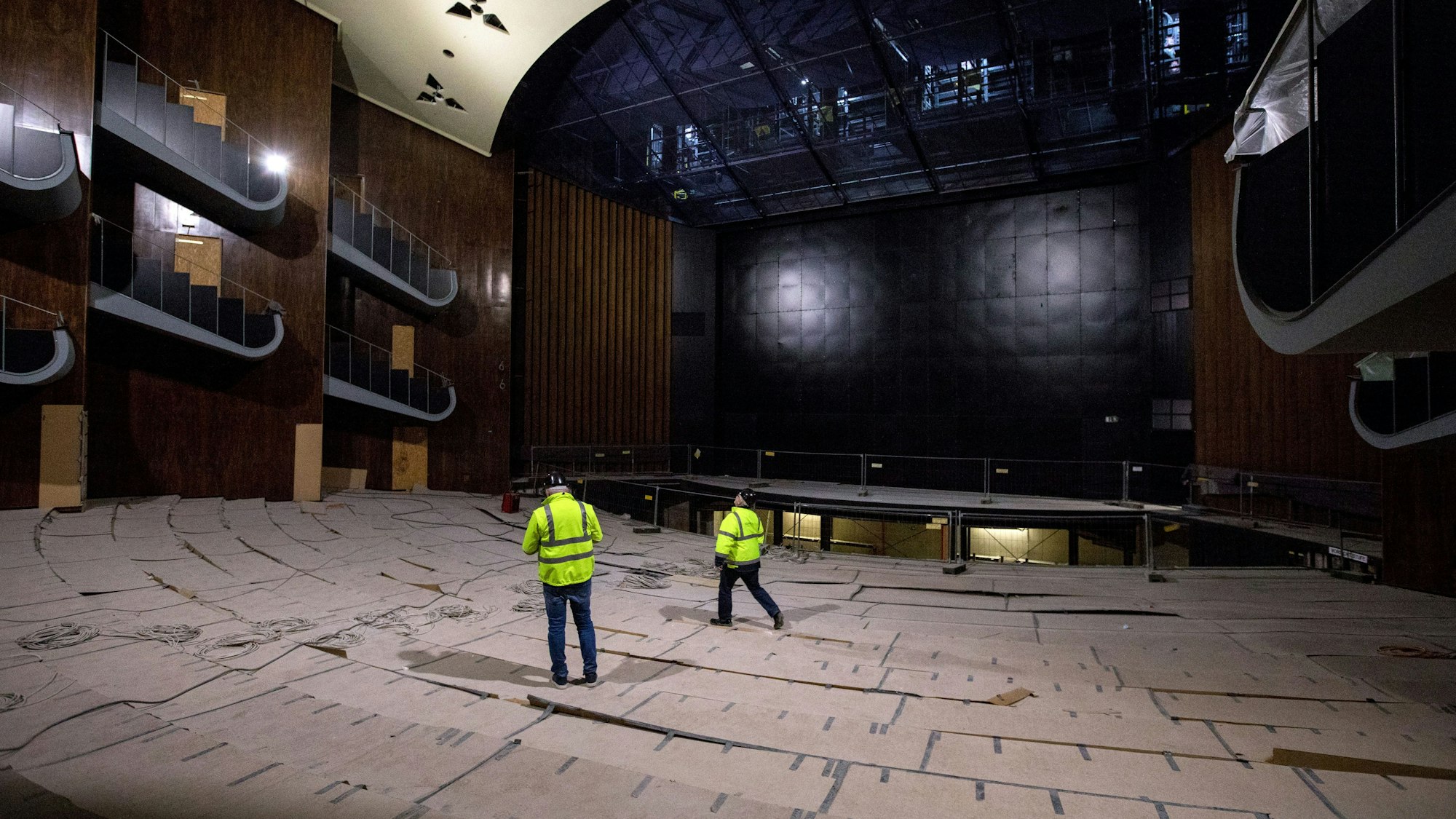 Das Bild zeigt einen Blick in den Zuschauerraum des Opernhauses.