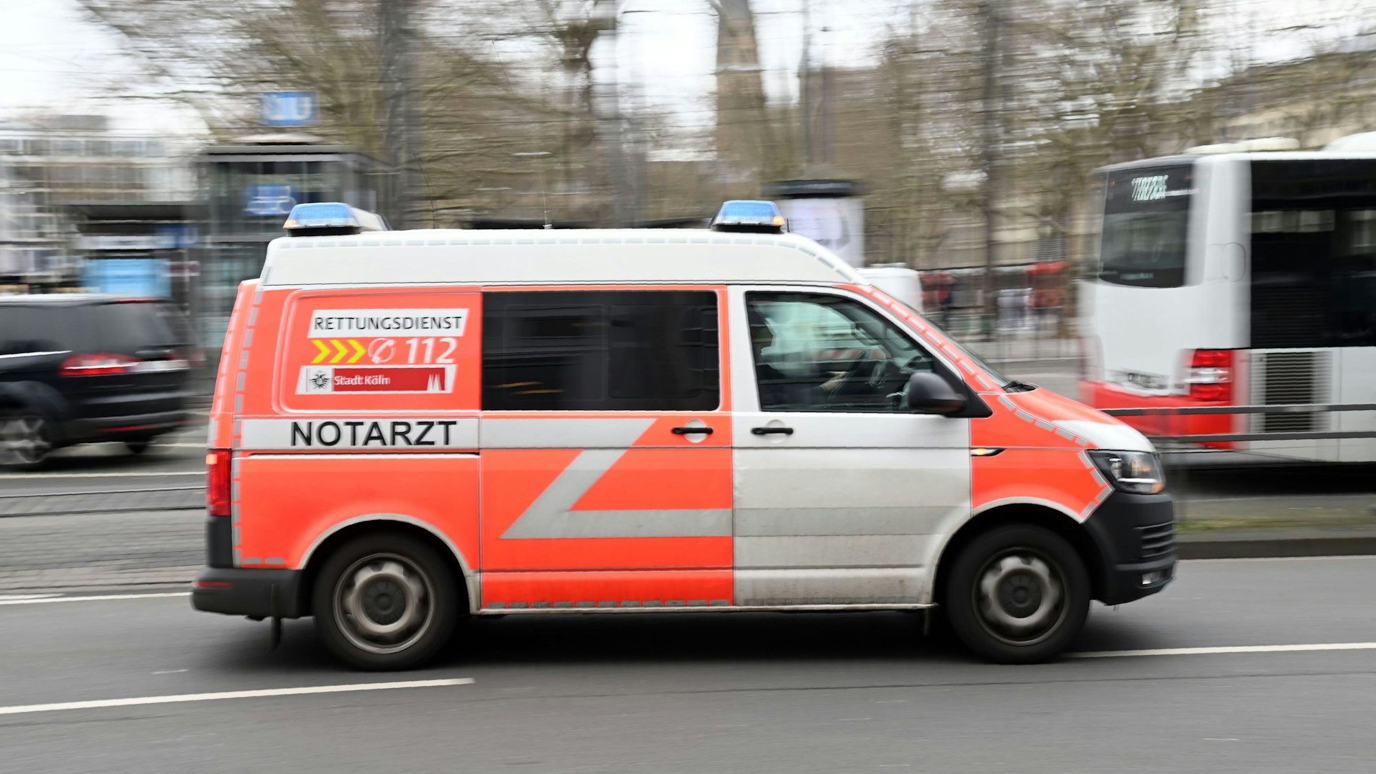 Ein Einsatzfahrzeug des Notarzt- und Rettungsdiensts fährt auf einer Straße. (Symbolbild)