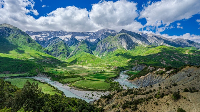 Foto von einem Berg, Blick auf die Vjosë im Vorder- und auf Berge im Hintergrund