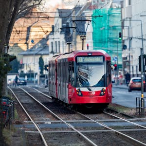 Eine Stadtbahn der  Kölner Verkehrsbetriebe ist auf dem Sülzgürtel in Köln auf den Gleisen der KVB-Stadtbahnlinie 13 mit Fahrziel Holweide unterwegs.&nbsp;